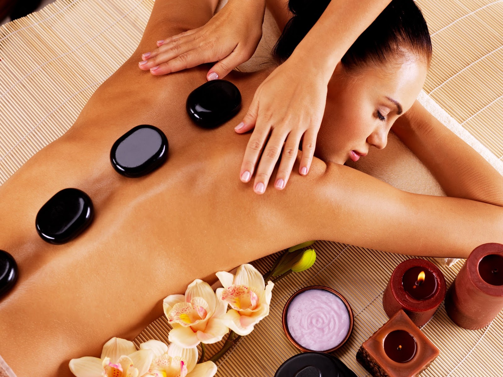 Hình 4 - Massage đá nóng là phương pháp trị liệu rất tốt cho sức khỏe và làm đẹp
