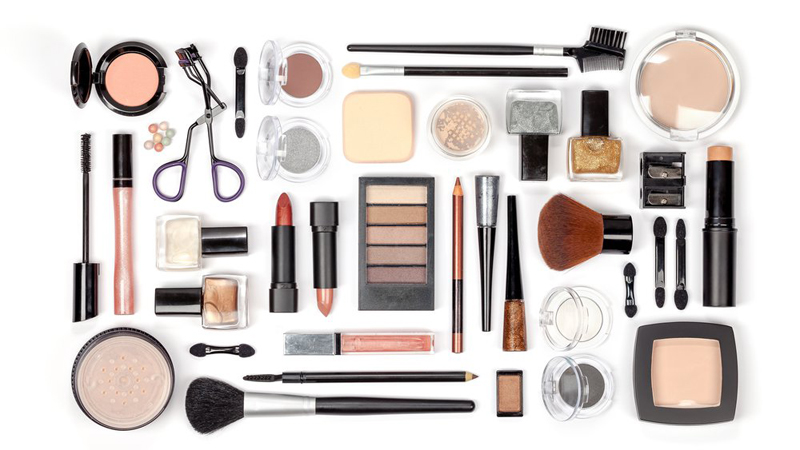 Hình 6 - Để tự thực hành tại nhà, bạn phải tự đầu tư bộ makeup