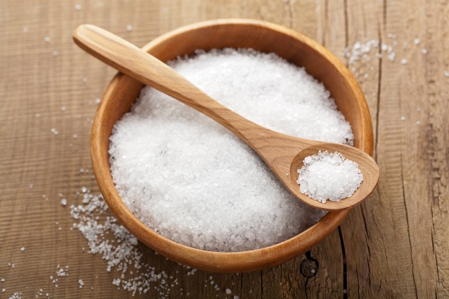 Tại sao có thể dùng muối để trị thâm quầng mắt?
