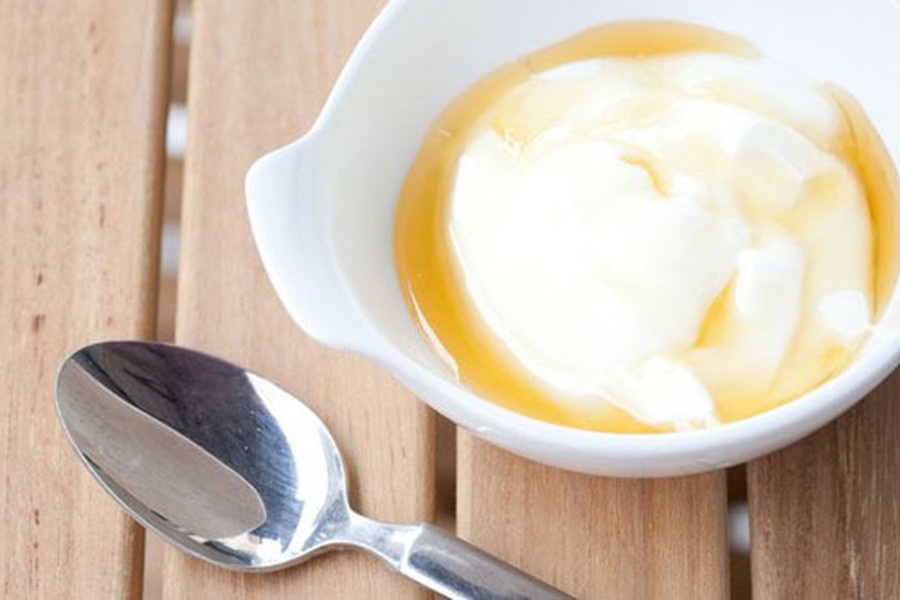 Cách trị sẹo rỗ bằng vitamin E, sữa chua không đường và mật ong.