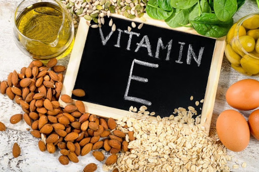 Bổ sung vitamin E để chữa vết thâm mắt tại nhà.