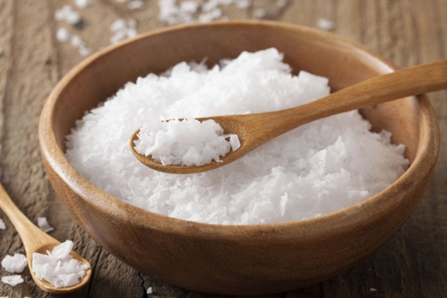 Bạn có thể dùng muối để giảm thâm quầng mắt.