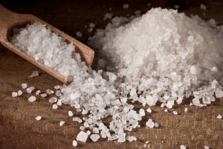 Bạn có thể kết hợp lá trầu không với muối để trị tàn nhang.