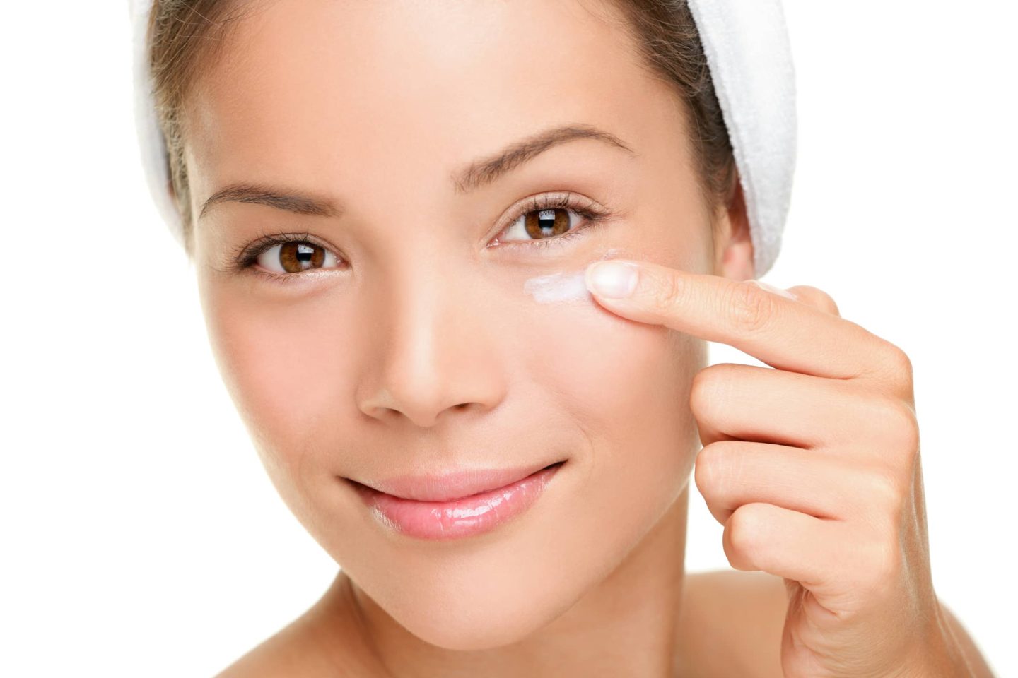 Dưỡng da vùng mắt là bước không thể thiếu của quy trình chăm sóc da ban đêm