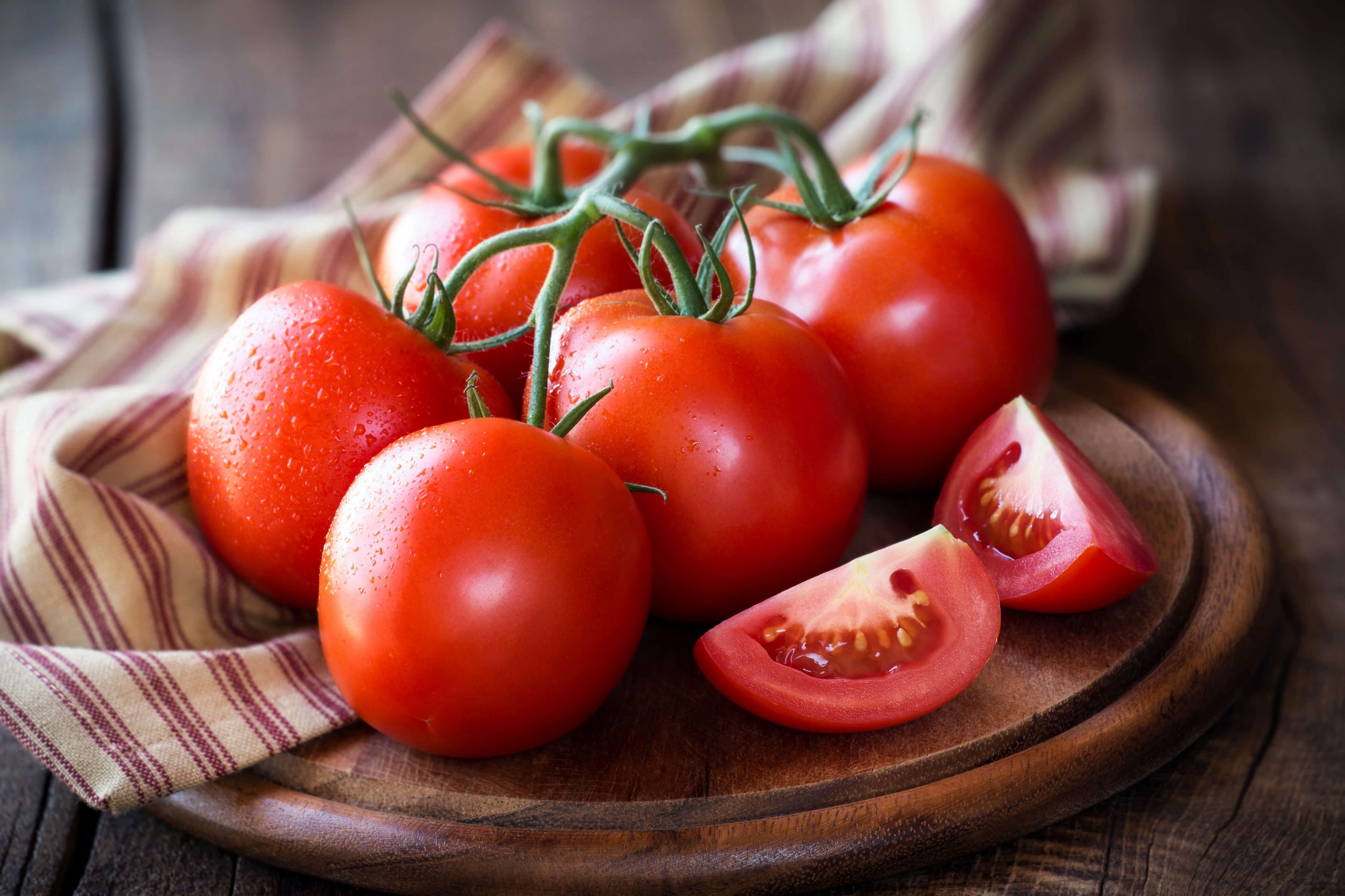 Xăm môi ăn kiêng trong bao lâu - Cà chua giúp màu môi lên đẹp nhất