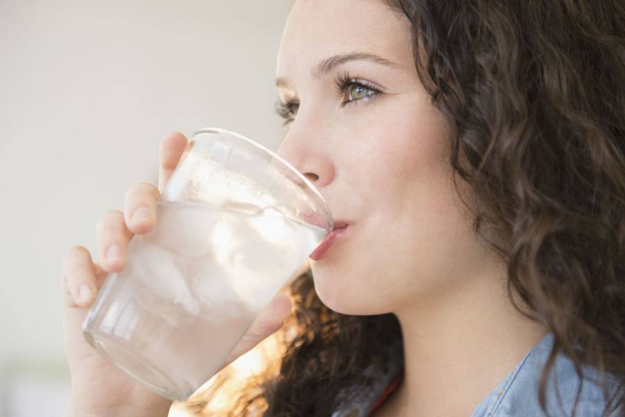 Uống nước đá cũng là một cách để giảm mỡ bụng được chị em truyền tai nhau
