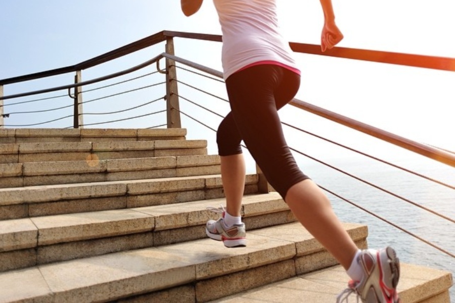 Leo cầu thang là liệu pháp hiệu quả để nâng cao sức khỏe, giảm cân và làm săn chắc cơ thể, nhất là bắp chân
