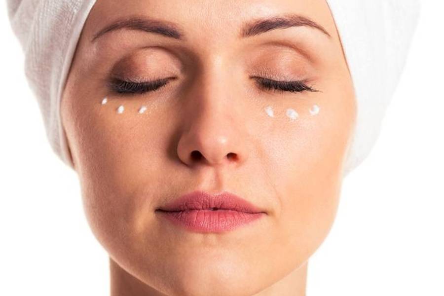 Sử dụng kem dưỡng vùng mắt chính là giải pháp đầu tiên mà các chị em nghĩ tới khi muốn giải quyết quầng thâm.
