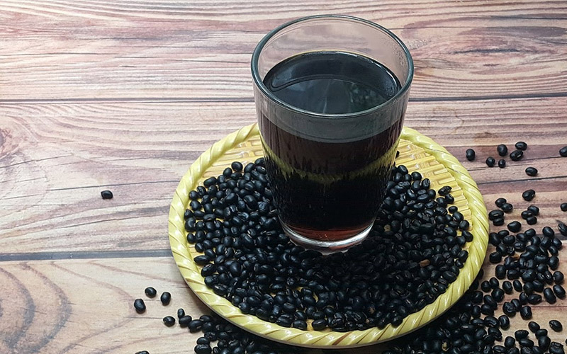 Nước đậu đen được các chuyên gia khuyên dùng trong quá trình trị mụn