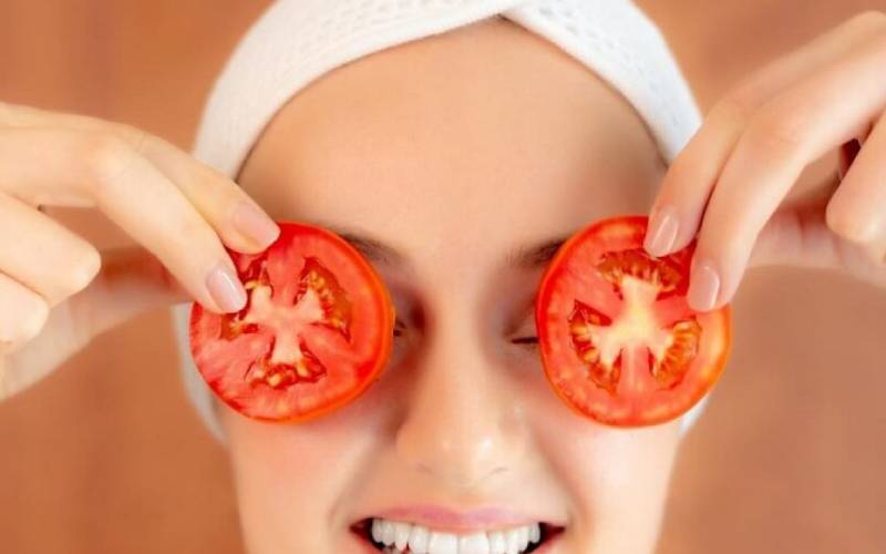Cà chua là một loại nguyên liệu làm đẹp quen thuộc, vừa giúp làm đẹp từ bên trong lẫn bên ngoài