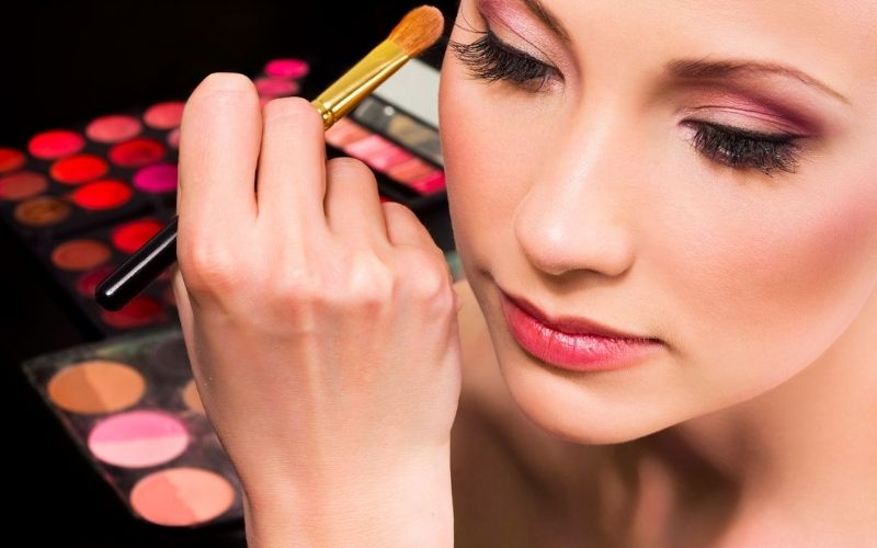 Hạn chế makeup sau khi nặn mụn để giúp làn da được hồi phục nhanh hơn