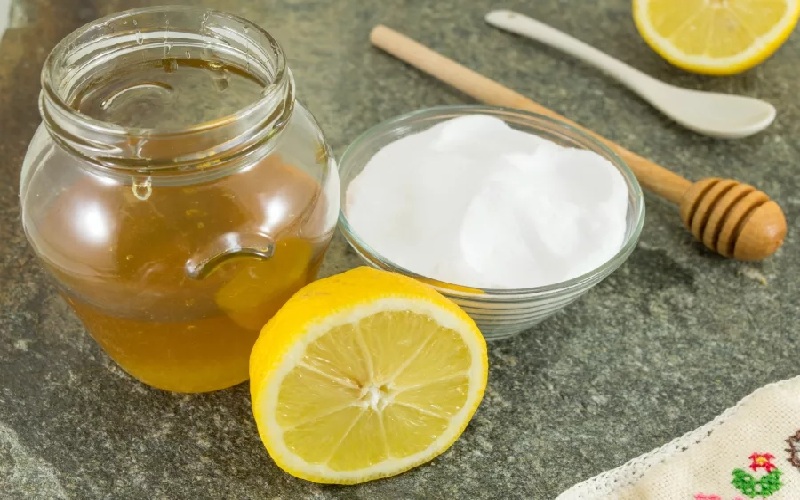 Tẩy tế bào chết môi bằng mật ong và baking soda