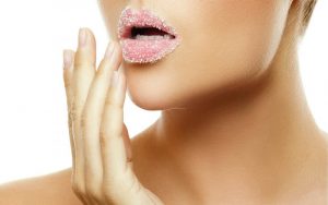 Tẩy tế bào chết môi bằng Vaseline kết hợp với đường và muối