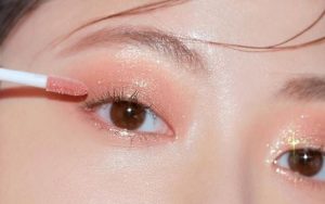 Đừng quên trang điểm mắt màu sáng nhẹ nhàng cho phong cách Hàn Quốc