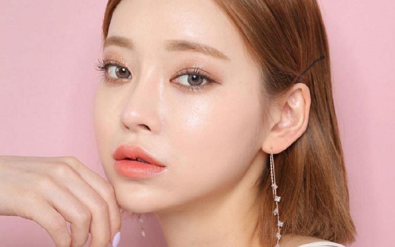 Dùng thêm xịt khoáng khi makeup Hàn Quốc
