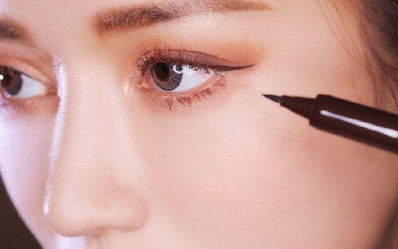 Kẻ eyeliner màu sáng là cách hiệu quả để giúp đôi mắt thêm to tròn