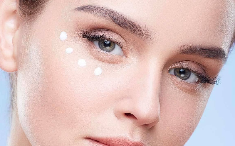 Cần vệ sinh và skincare cho mắt cẩn thận trước khi thực hiện makeup