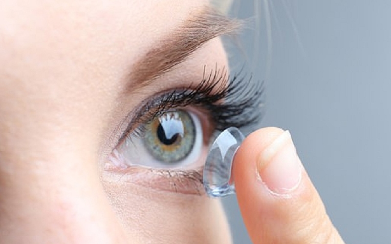 Dùng kính giãn tròng là cách trang điểm mắt to hơn nhanh chóng và hiệu quả