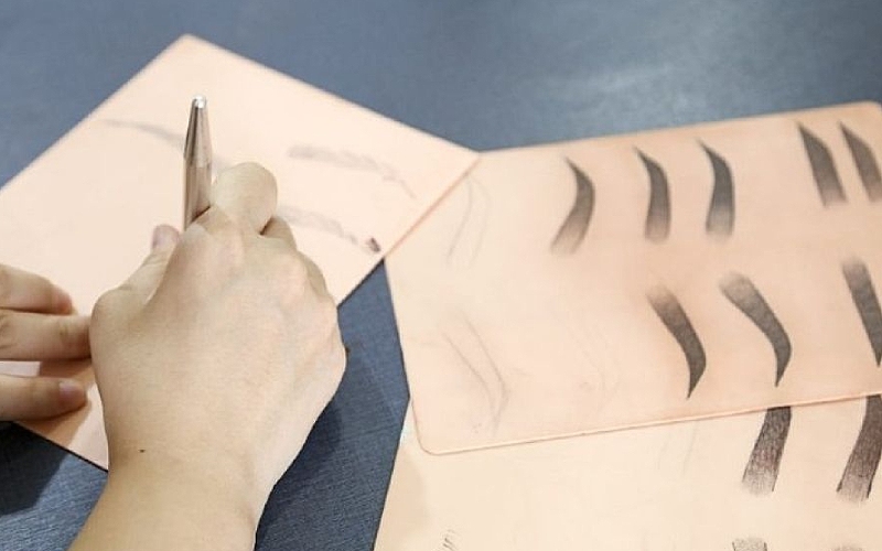 Cách vẽ lông mày trên giấy với kiểu dáng châu Âu cần độ cong mềm mại