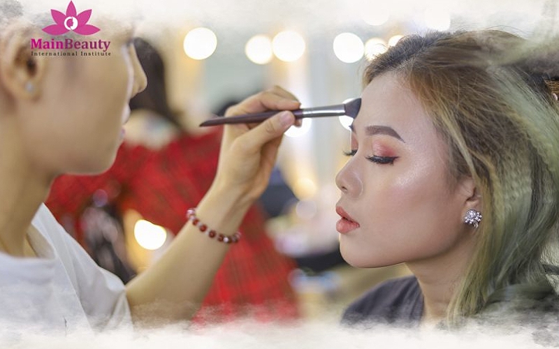 Học make up chuyên nghiệp ở TPHCM sẽ được cam kết thạo tay nghề
